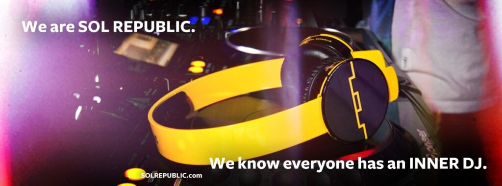 Наушники с жёлтым оголовьем на диджейском пульте, надпись We know everyone has an INNER DJ