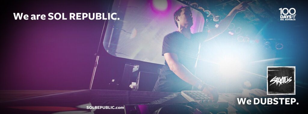 Диджей за пультом в клубе, надписи We are SOL REPUBLIC и We DUBSTEP