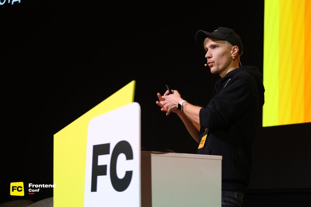 Александр Гончаров (Вебсаня) на сцене FrontendConf 2025